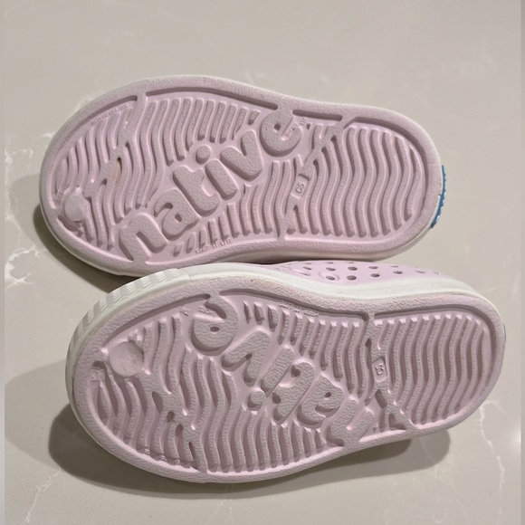 Kids milk pink/shell white Natives size C5. Hardly used, in Excellent condition. - Picture 3 of 9